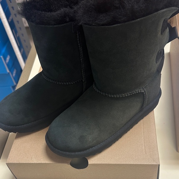 Faded but brand new!! $100 off!!Kids Ugg Bailey Bow 2 - Picture 8 of 13